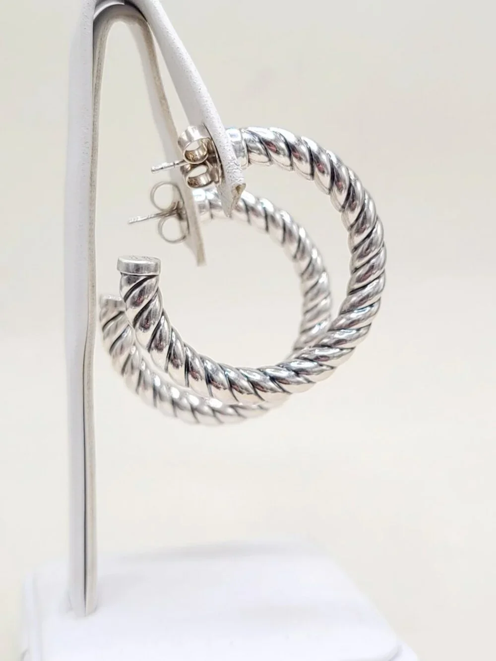 David Yurman Sculpted Hoop Earrings in Sterling Silver - Picture 4 of 8